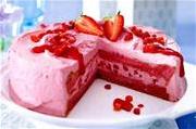 Бисквитный розовый торт с клубникой