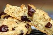 Бисквитное печенье с кусочками шоколада