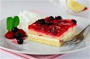 Бисквитное пирожное со сливочным сыром и фруктами