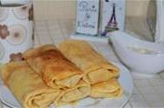 Блинчики с начинкой из курицы с сметанно-чесночным соусом