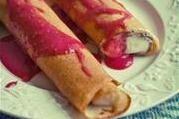 Блинчики с творожным кремом и малиновым соусом