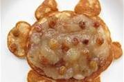 Блины с орехами и яблочным джемом