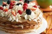 Блинный торт с йогуртовым кремом и клубникой