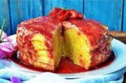 Блинный торт с заварным кремом и клубникой.