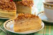 Блинный торт с заварным кремом, яблоками и корицей