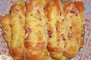 Булочки с полукопчёной колбаской и сыром.