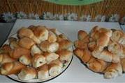 Дрожжевые рогалики с вареной сгущенкой и с корицей