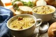 Французская роскошь: луковый суп с крутонами и сухим вином