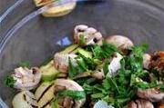 Говядина-гриль на косточке с овощами и зелёным соусом