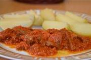 ГУЛЯШ С ОТВАРНЫМ КАРТОФЕЛЕМ