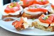 Хрустящие бутерброды с моцареллой и копченым лососем (кростини)