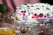 Кокосовый торт с ягодами