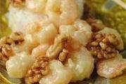 Креветки в меду с грецкими орехами