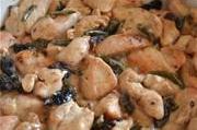 Куриная грудка с черносливом и чесночными стрелками