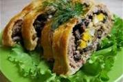 Мясной рулет с грибами в слоеном тесте