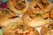 Несладкие ватрушки с беконом, томатом и сыром