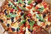 Пицца с оливками и красным перцем