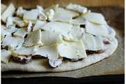 Пицца с сыром и грибами.