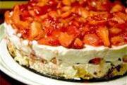 Простой рецепт торта из бананов и клубники без выпечки