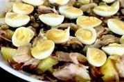 Салат из копченой скумбрии и перепелиных яиц