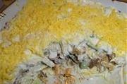 Салат из куриного филе, свежих огурцов и консервированных шампиньонов