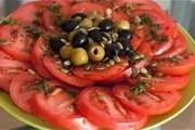 Салат из помидоров и маслин