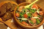 Салат из рукколы с лососем и кедровыми орешками