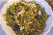 Салат из зеленого листового салата с кедровыми орешками