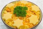 Салат с сухариками, сыром и морковкой