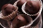 Шоколадные шарики с черносливом и марципаном