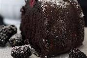 Шоколадный кекс с ежевикой