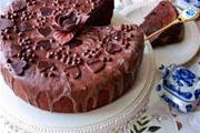 Шоколадный торт с финиками и орехами