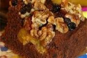 Шоколадный торт с изюмом и орехами