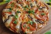 Сырная пицца с вкусным соусом