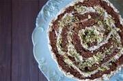 Скрученный шоколадный торт с орехами