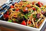 Спагетти с помидорами, руколой и оливками