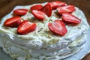 Торт безе с маскарпоне и клубникой