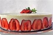 Торт с клубникой и муссом из белого шоколада