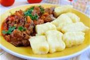 Тушеное мясо с картофельными клецками