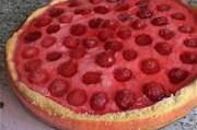 Творожный торт с бананами, клубникой и малиной