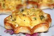 Ватрушки с копчёным сыром и чесноком.