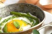 Здоровый завтрак - жаренное яйцо со спаржей