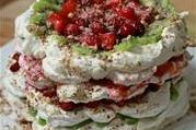 Зефирный торт-десерт с ягодами, фруктами и грецкими орехами